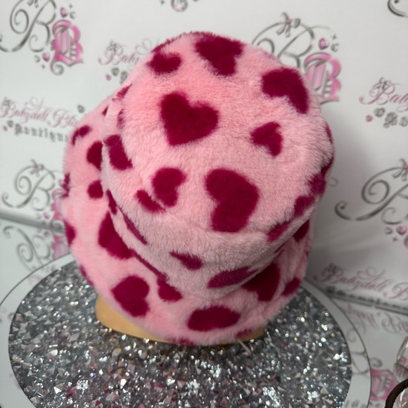Hat hearts pink furry faux fur fuzzy bucket winter touque adjustable interior - Picture 4 of 9